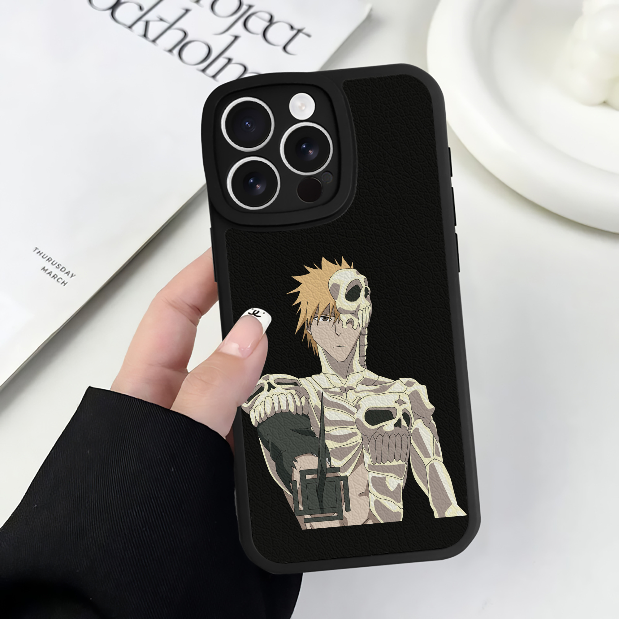ブリーチ 黒崎一護（くろさき いちご）BLEACH Kurosaki Ichigo 【iPhone 16シリーズ対応】シリコンスマホケース（レザー調） 材質：シリコン